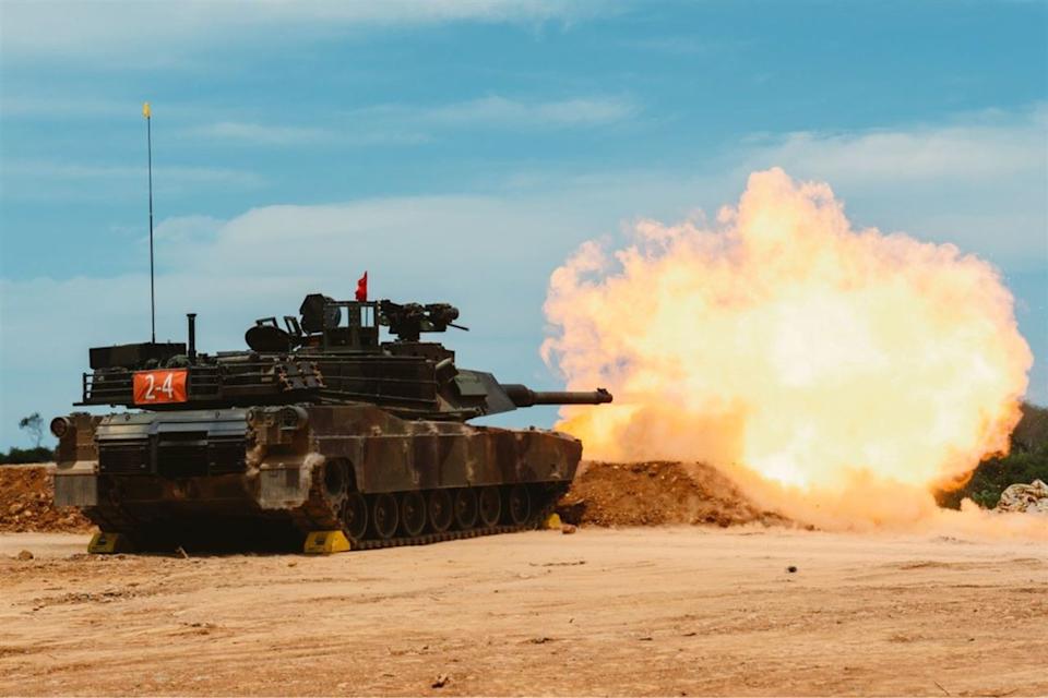 國軍對美採購的最後一批M1A2T主力戰車深夜運抵台北港,在憲警車隊嚴密押運下,包覆黑色防水布安全轉運至新竹湖口營區。