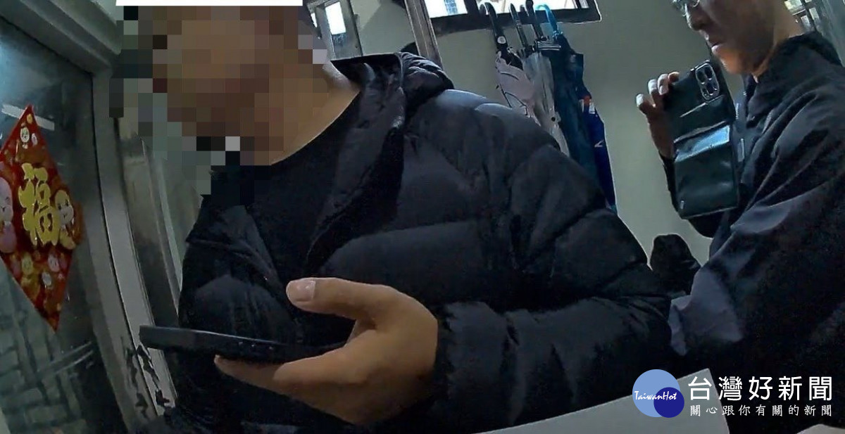 警方在新北市三重區埋伏查緝，查獲周嫌到案。