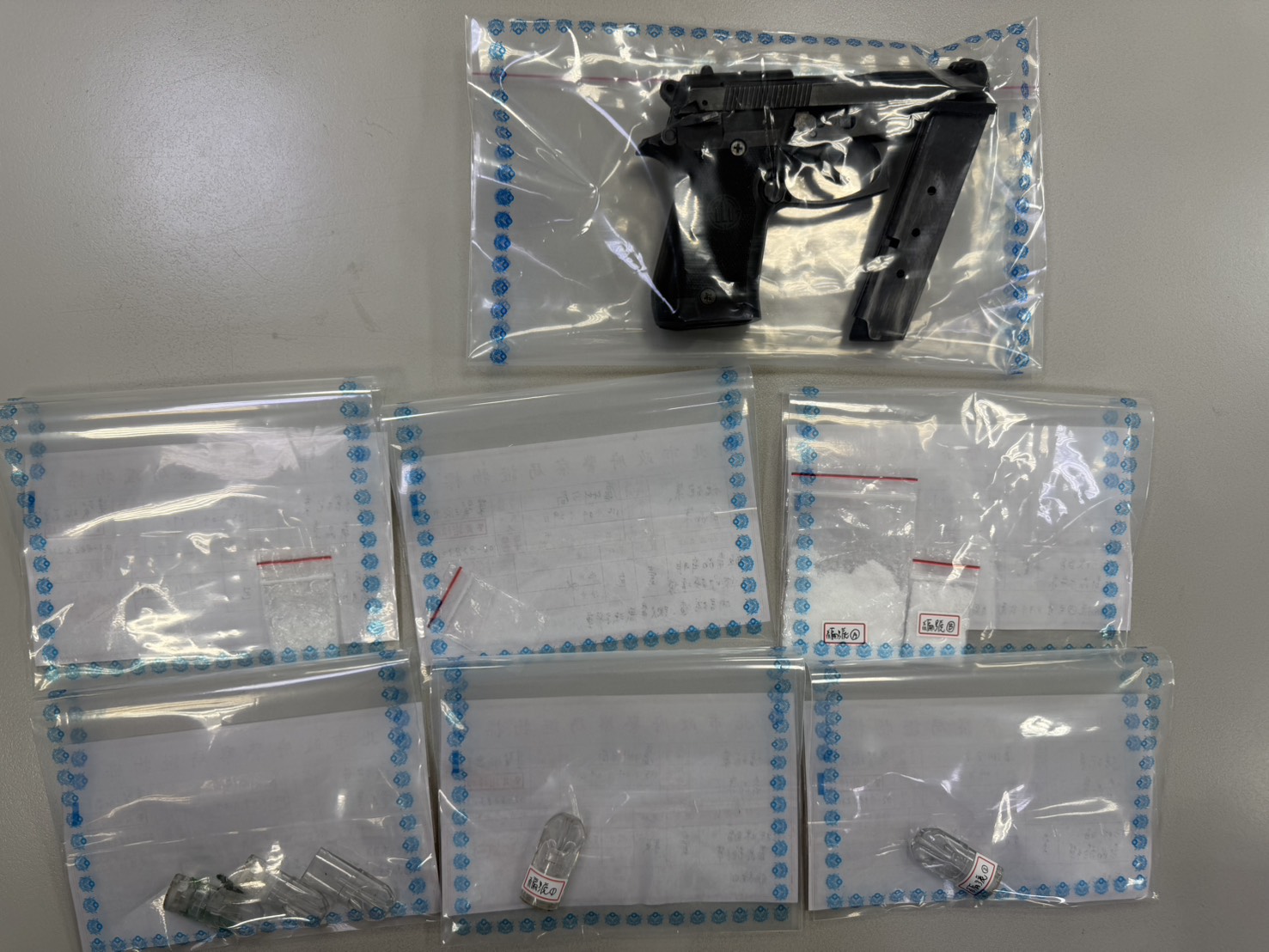 警方查獲槍支及毒品。(圖/記者李健興 翻攝)