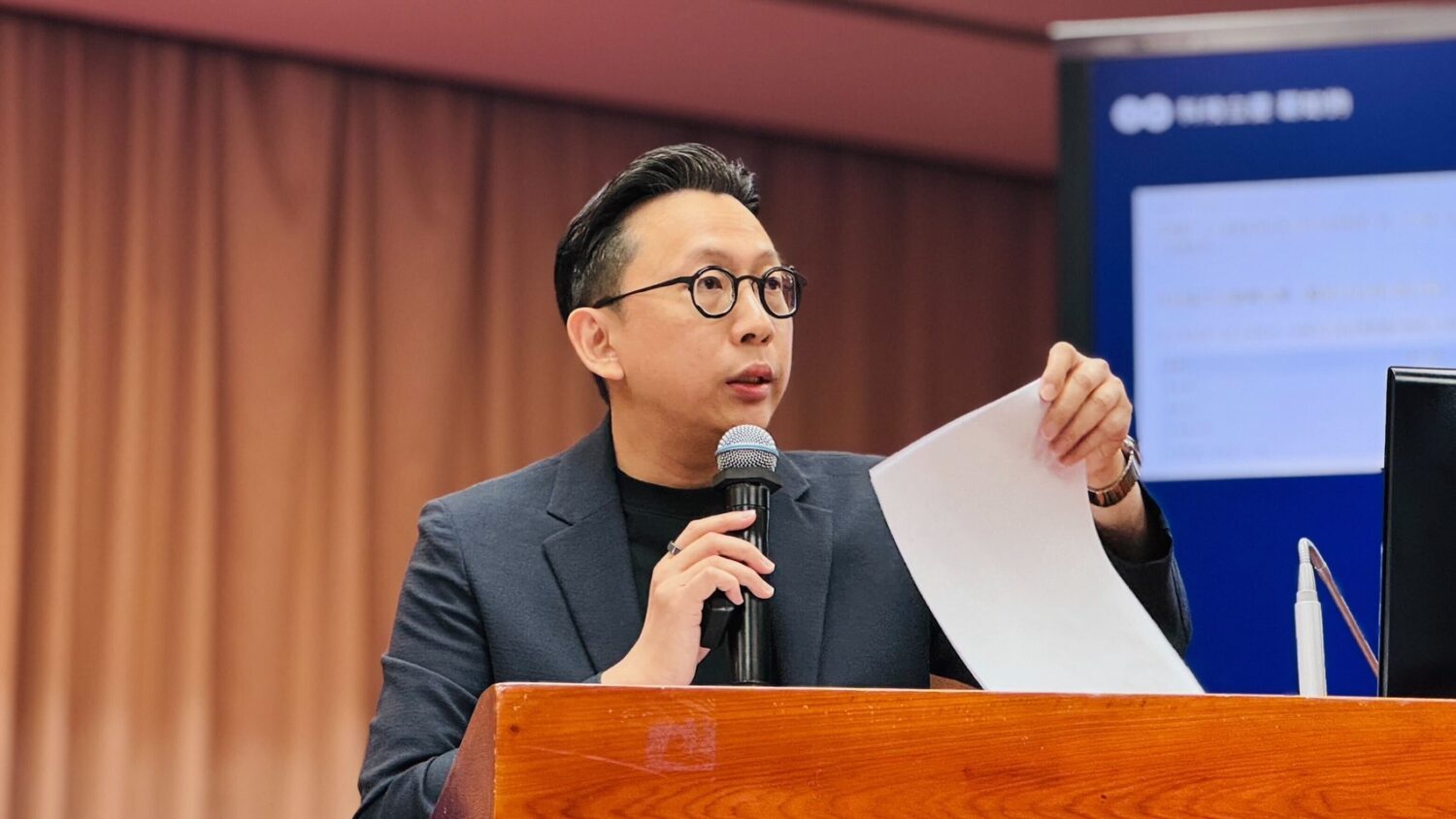 葛如鈞質詢時強調,主權 AI 不是口號,而是算力、語料、模型與制度的整體戰略。(圖/葛如鈞國會辦公室)