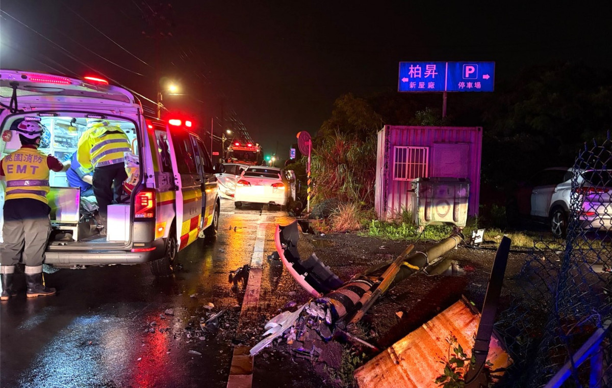 警消人員於雨中處理事故現場,傷者送醫搶救,警方同步釐清肇事原因。<br /><br /> <br /><br />