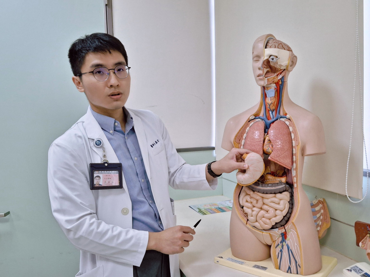 嘉基醫院吳嘉浤醫師說明SASI(單接口袖狀胃切除迴腸繞道手術) 術式／嘉基醫院提供