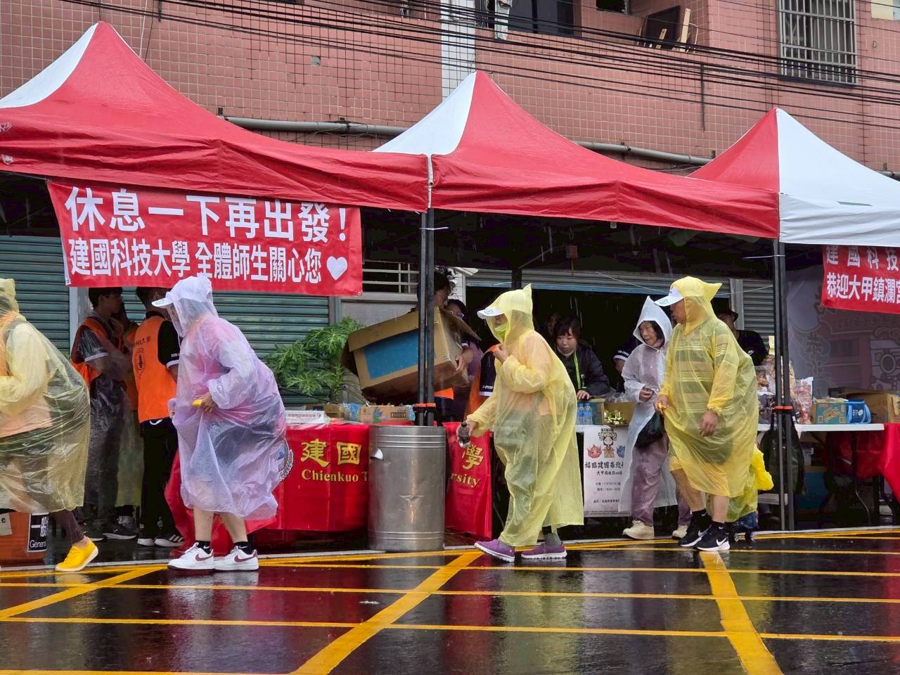 建國科大設點心站迎大甲媽回鑾 學生急救發揮SEL教育展現社會責任