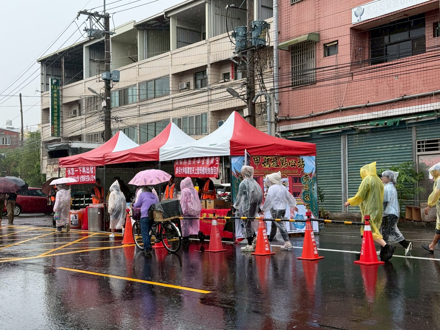 建國科大設點心站迎大甲媽回鑾 學生急救發揮SEL教育展現社會責任