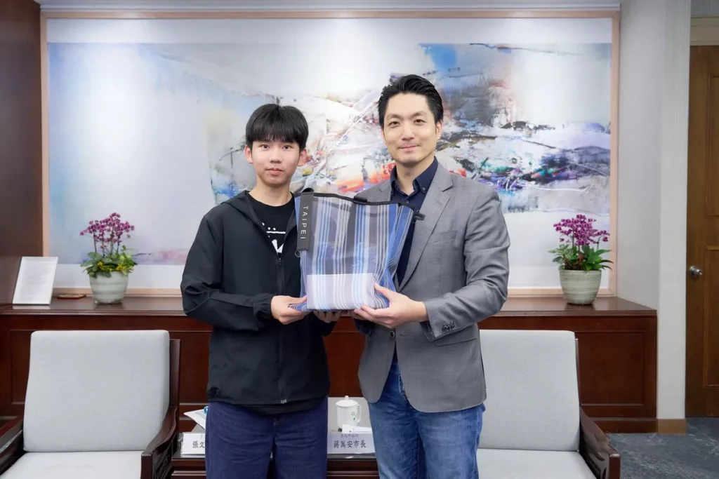 VIS 高中生陳躬勳國內外機器人大賽屢創佳績,獲臺北市長蔣萬安召見表揚