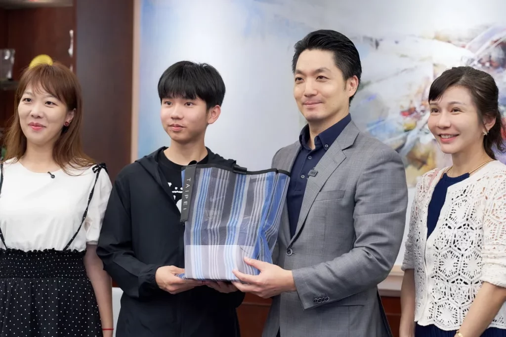 VIS 高中生陳躬勳國際機器人大賽摘銀獲市長蔣萬安表揚。左一為台北市議員張文潔、右一為學生母親。