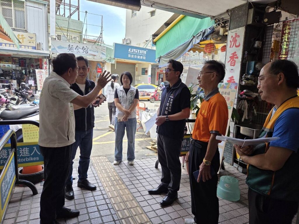 經發局張峯源局長與何文海議員至南屯市場勘查(圖/中市經發局提供)