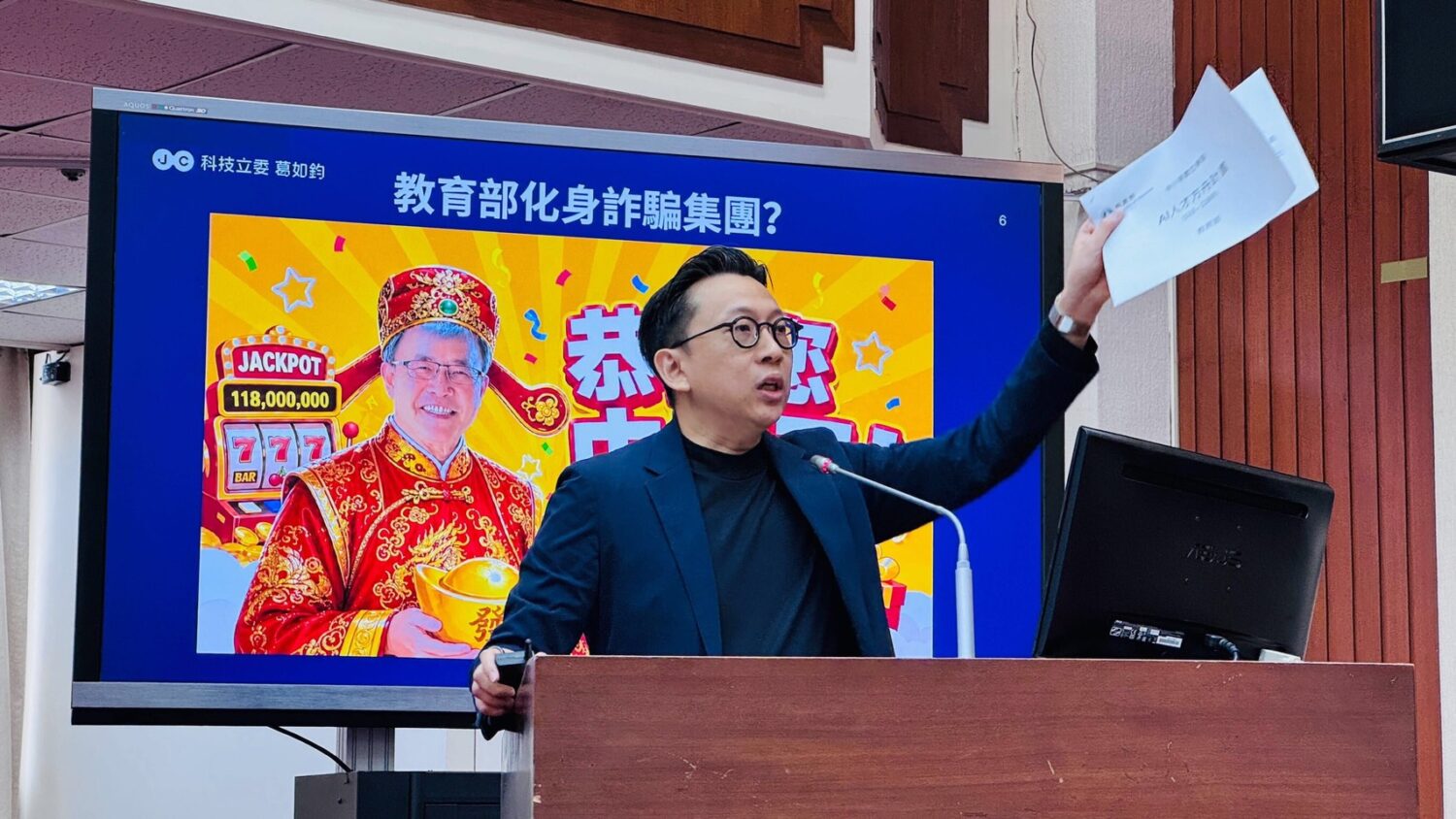 針對學生AI工具近用、教育部AI教育規劃及「AI人才方舟計畫」等議題,立法委員葛如鈞於立法院質詢教育部長鄭英耀。(圖/葛如鈞國會辦公室)