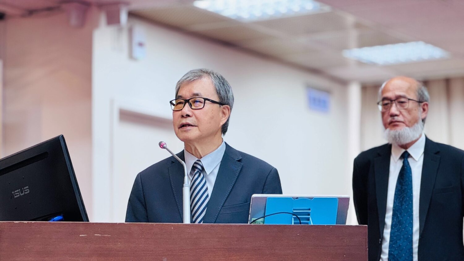 回應葛如鈞呼籲擴大補助大學圖書館導入AI工具。教育部長鄭英耀備詢時表示,若學校有需要,教育部樂意協助並研議專案推動。(圖/葛如鈞國會辦公室)
