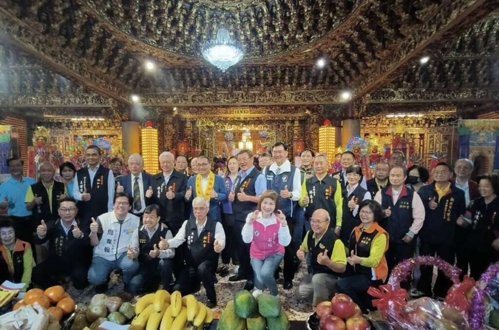 ▲新北市長侯友宜與廟方合影，感謝潮和宮長期將宗教善念轉化為實質大愛，落實社會公益。