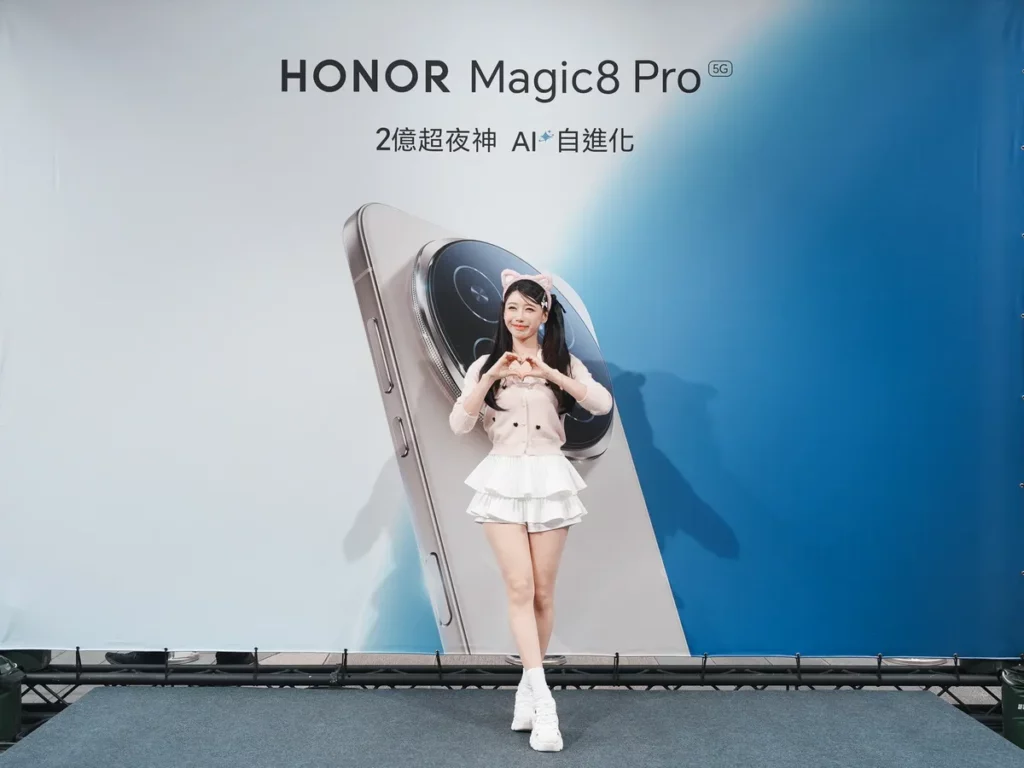 HONOR 三創體驗店於開幕首日邀請韓籍啦啦隊女神「李雅英」擔任一日店長。