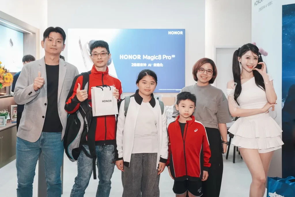 HONOR 三創體驗店一日店長李雅英與購買 HONOR Magic8 Pro 的幸運中獎粉絲近距離互動,展現十足親和力。 (圖左為榮耀臺灣總裁特助紀人瑋 Liwi)
