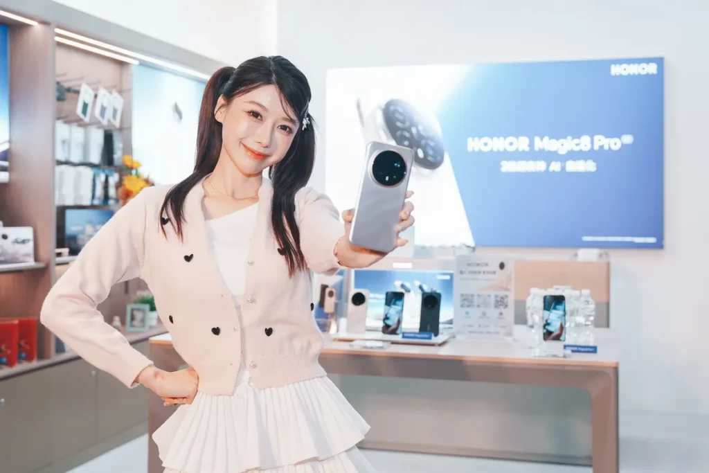 李雅英擔任 HONOR 三創體驗店一日店長,熱情與粉絲互動,並贈送親筆簽名手機殼及拍立得等好禮。