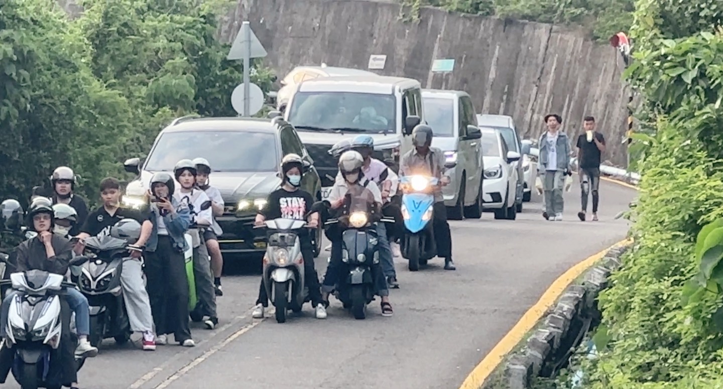 高雄柴山翻車意外塞車2小時 居民、災害防救志工攜手展現暖心力量 - https://www.watchmedia01.com