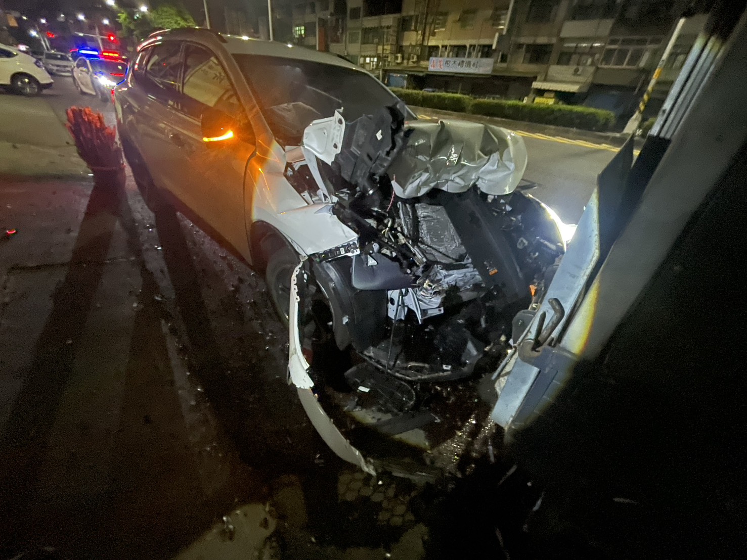 （有影片）／深夜失控！休旅車「1撞4」肇逃　現場車窗碎一地 - https://www.watchmedia01.com