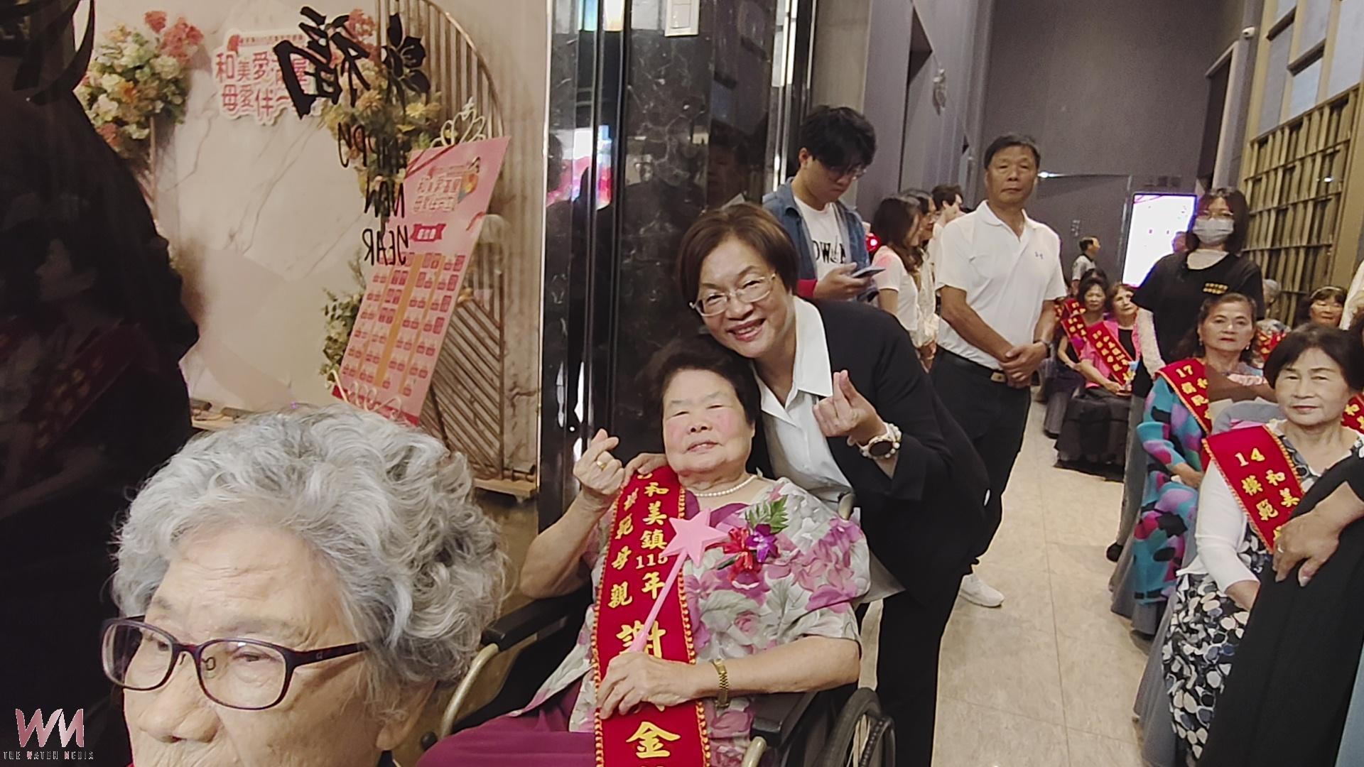 （有影片）／和美鎮母親節表揚　32位模範母親走紅毯享榮耀時刻
