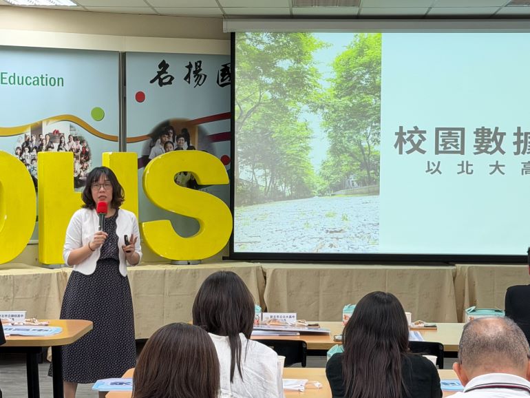 校務流程智慧化減負擔 新北AI翻轉校園行政模式 60 《圖說》《AI行政智慧轉型實踐手冊》,將行政人員角色由「執行者」提升為「流程設計者」,有效減輕負擔並強化教學支持。〈教育局提供〉