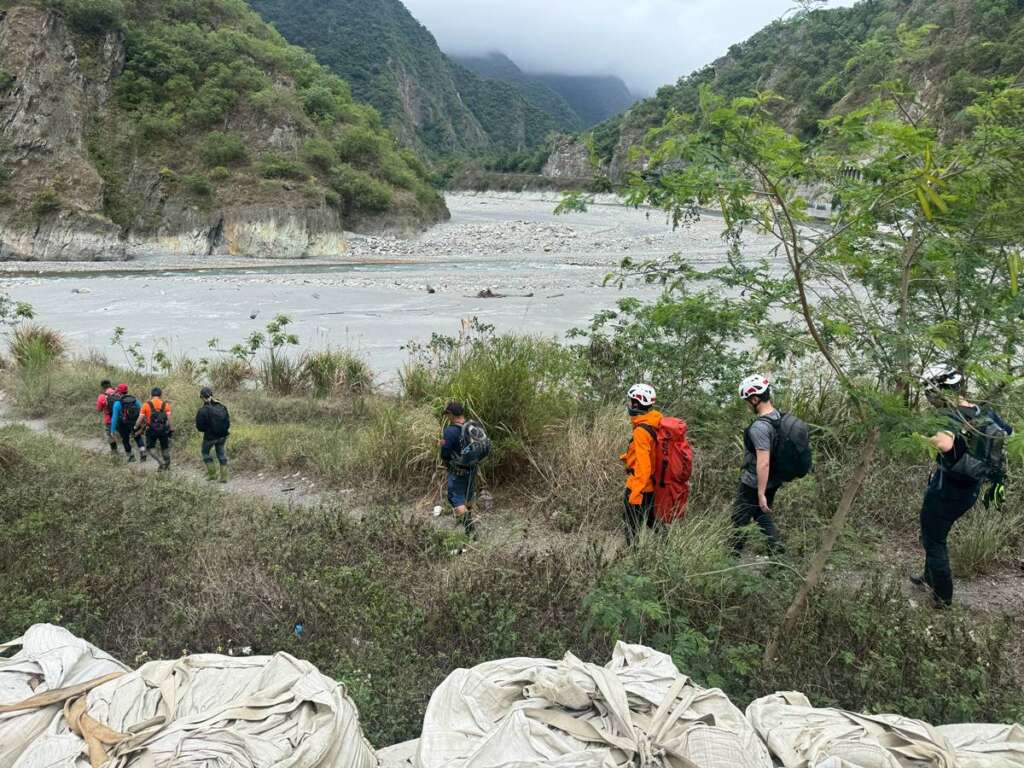 ▲台東海端羽美山步道墜落意外,搜救人員冒雨成功救援送醫。