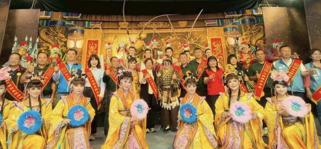 ▲同安寮十二庄請媽祖遶境賜福活動,為慶賀媽祖駐駕,彰化縣政府特別邀請「明華園日字戲劇團」擔綱演出,彰化縣長王惠美親臨會場與信眾同樂,在鑼鼓聲中與鄉親共賞傳統藝術之美。(圖/彰化縣政府提供)