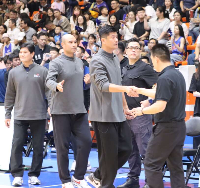 SBL總冠軍賽事基隆內戰，出身基隆的兩隊教練李啟億、楊志豪(右)目前各獲一勝，平分秋色。 (魏冠中攝影)