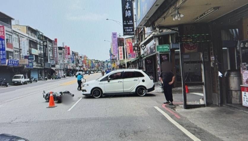 桃園市八德區4月23日上午發生車禍,一名34歲蕭姓男子駕駛小客車由巷口駛出時與騎乘機車的61歲曹姓男子發生碰撞,造成曹男身體擦傷。(記者翻攝)