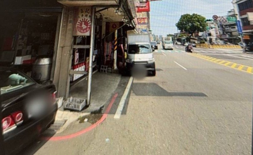 蕭男稱是巷口兩輛違停汽車遮蔽視線,才造成車禍,員警也依規定舉發兩位駕駛,而其中一人為了買烤鴨才臨停,因此烤鴨店老闆霸氣表示「罰單我出」。(記者翻攝)