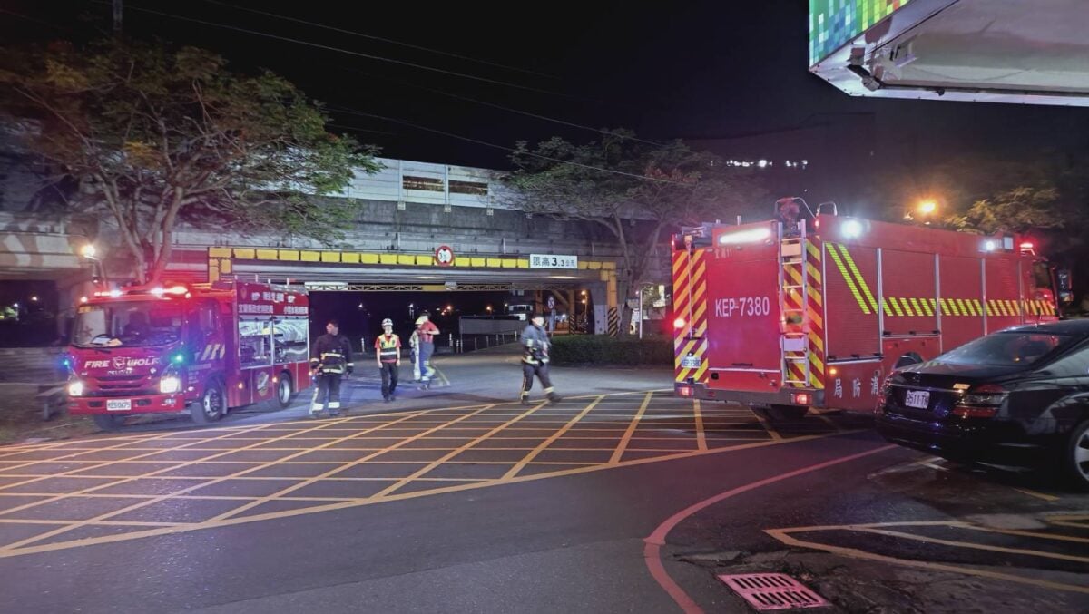 ▲鐵路高架橋傳出火警驚動消防車到場。