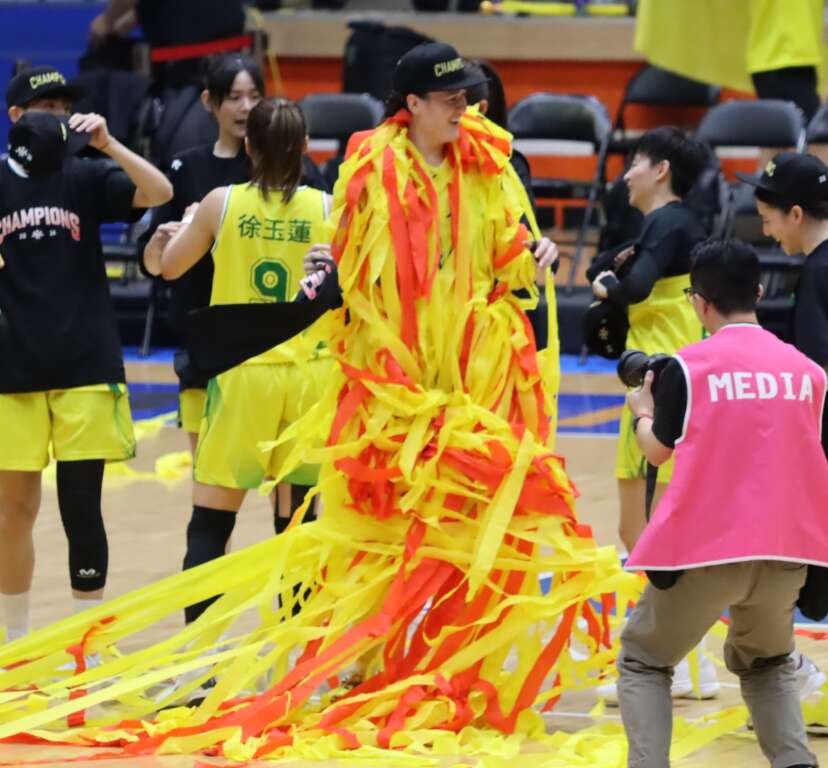謝爾比被紅黃彩帶披掛全身，仿佛勝利女神像。 (魏冠中攝影)
