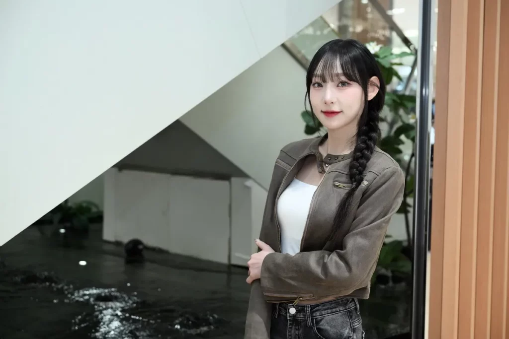 韓國啦啦隊電眼女神鄭熙靜一日店長分享隨身噴香水習慣,曝異性吸引力。