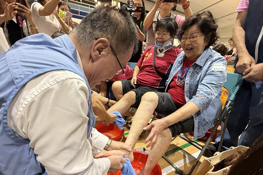 為92歲阿嬤沐足感念母恩　李四川：母愛讓城市偉大 237