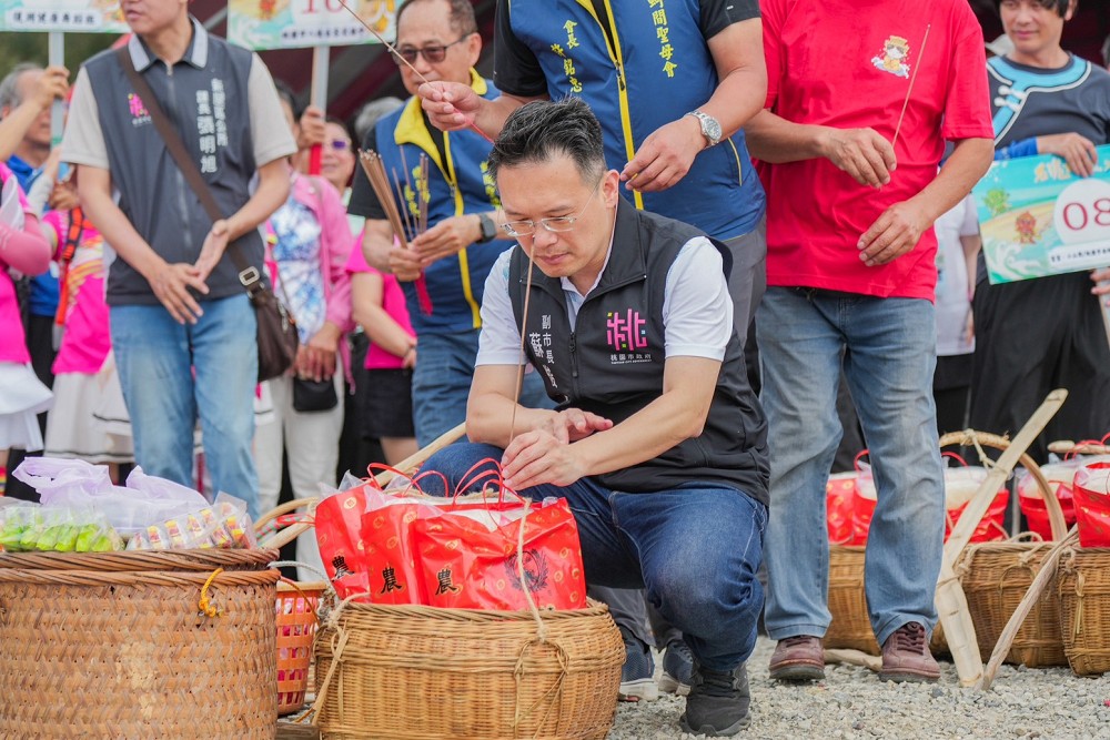 全台唯一石滬媽祖在桃園 蘇俊賓率眾挑福擔傳承百年望海祭儀 216 全台唯一石滬媽祖在桃園 蘇俊賓率眾挑福擔傳承百年望海祭儀 215