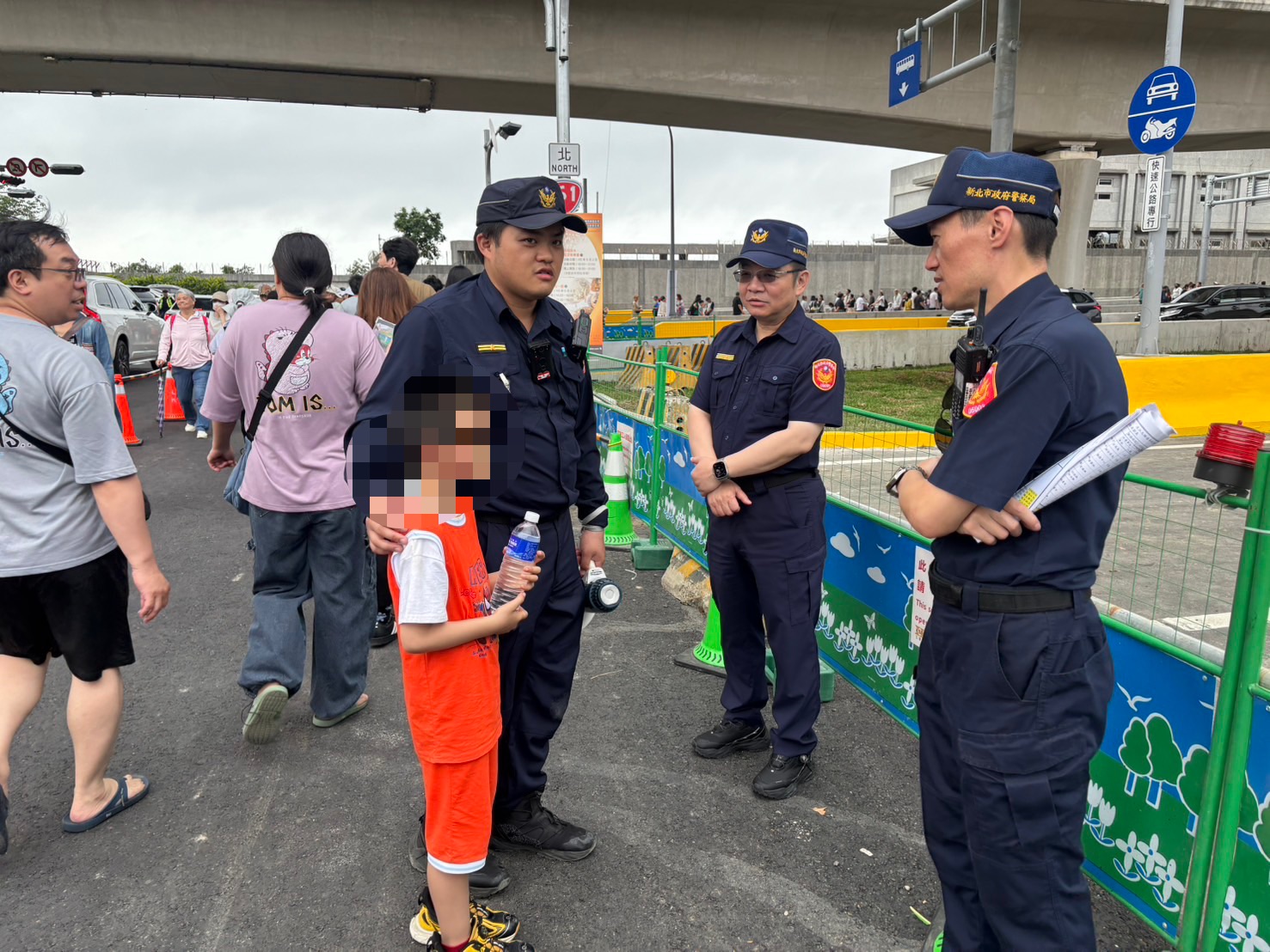 警方發現走失兒童。(圖/記者李健興 翻攝)