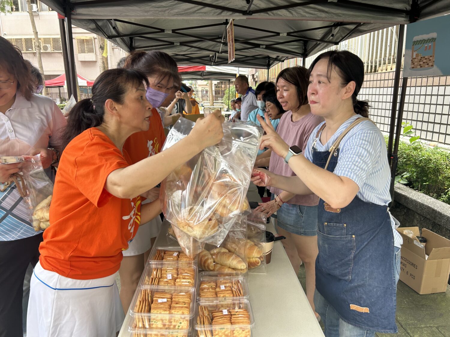 寶山里長黃寬量表示捐血活動通常較單調,結合園遊會能讓里民等待之餘也感受到樂趣。 (記者陳世軒攝)