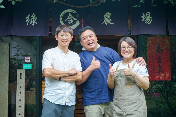 「綠合生態農場」邱照明及吳昭燕夫妻,用微笑經營土地推動綠色農遊 ESG。 圖:方子維/提供