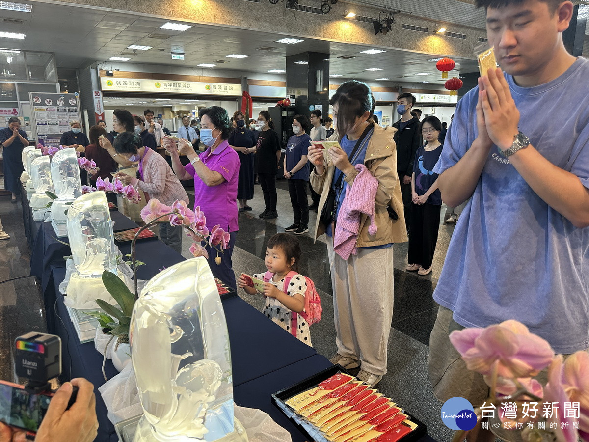 三歲小朋友與母親同禮佛。（記者扶小萍攝）<br /><br /> <br /><br /> 