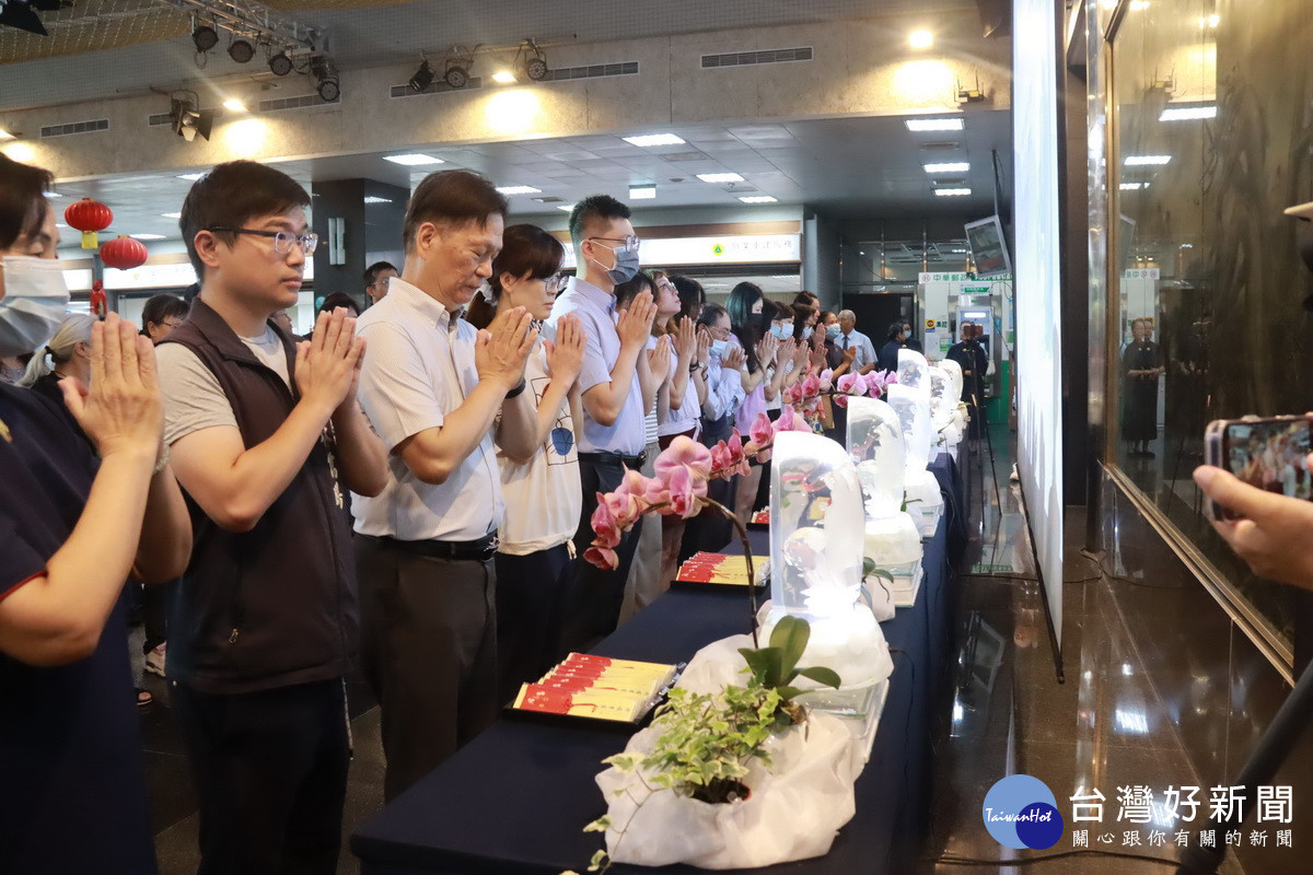 議員、縣府同仁與洽公民眾依序禮佛足。(記者扶小萍攝)