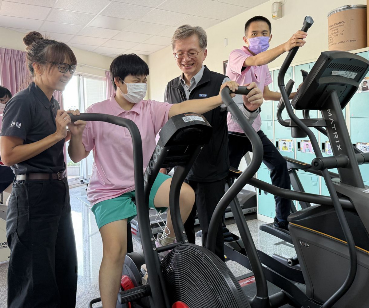 臺鹽志工走進伊甸台南據點,總經理李杰翰(右2)關心學員日常運動與健康狀況