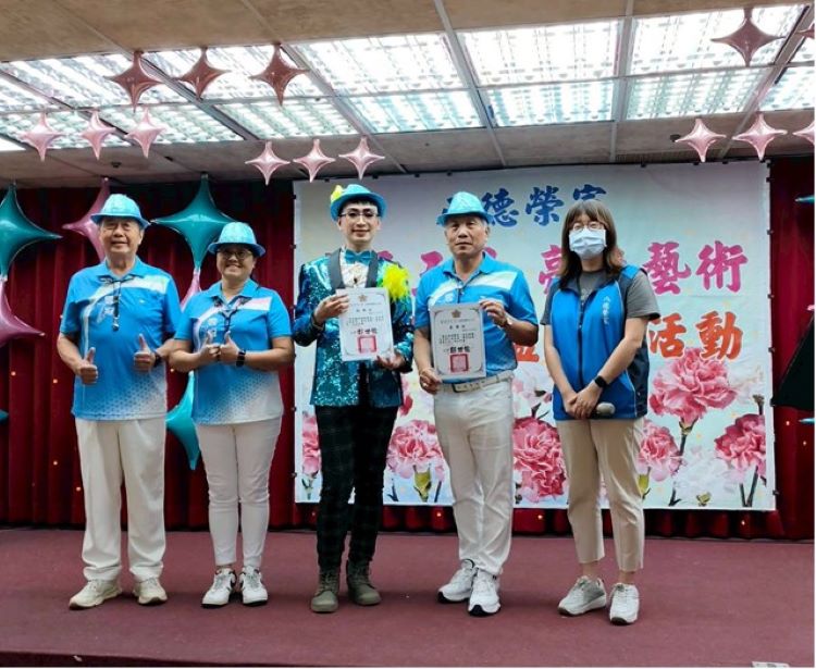 母親節前夕慰問八德榮家 亮采藝術團隊馨愛五月送暖 57 《圖說》八德榮家致贈感謝狀予亮采藝術關懷團隊代表(中),感謝其蒞家辦理母親節公益表演活動,透過音樂與陪伴為住民長輩帶來溫馨感動;榮家同仁(右)共同合影。〈八德榮家提供〉