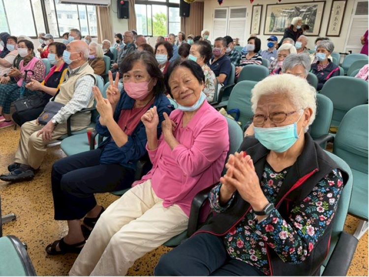 母親節前夕慰問八德榮家 亮采藝術團隊馨愛五月送暖 58 《圖說》八德榮家住民長輩於母親節活動中開心參與,現場洋溢溫馨歡樂的節慶氛圍,傳遞對母親節的祝福與喜悅。〈八德榮家提供〉