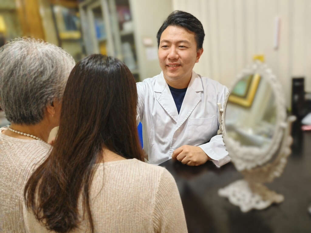 ▲母親節將近，愛玩美診所觀察母女檔同行諮詢比例大幅增加。