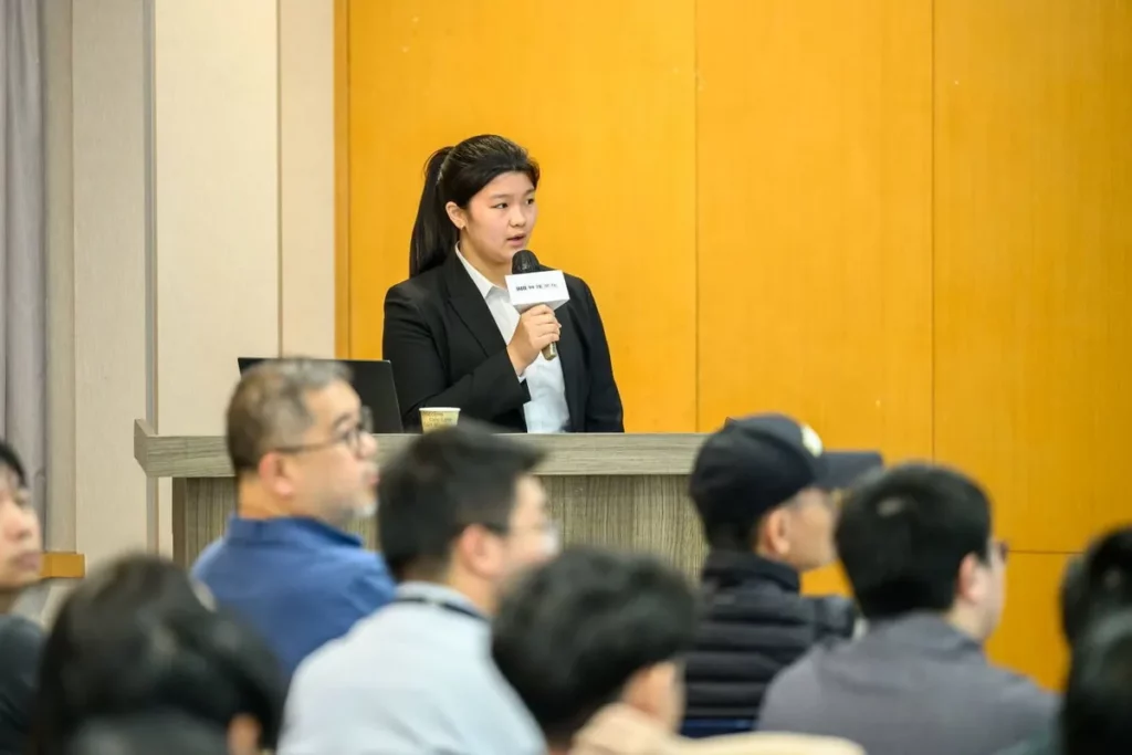 年僅15歲，VIS 九年級學生陳瑀彤擔任美國史都德曼將軍新書座談會雙語主持及即時翻譯任務，令現場與會人士驚艶。