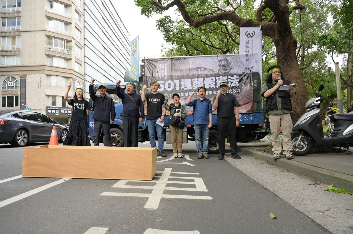 37 個民間團體,5/1於台北二二八公園舉行「501 埋葬假憲法行動」。(圖:台灣經濟民主連合提供)