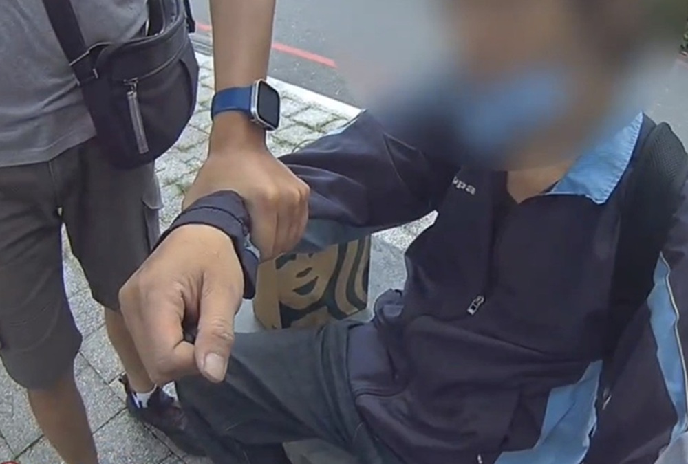 投資黃金ETF攏是假 婦被詐逾300萬元警埋伏逮車手及監控手 209 CNEWS204260504a05