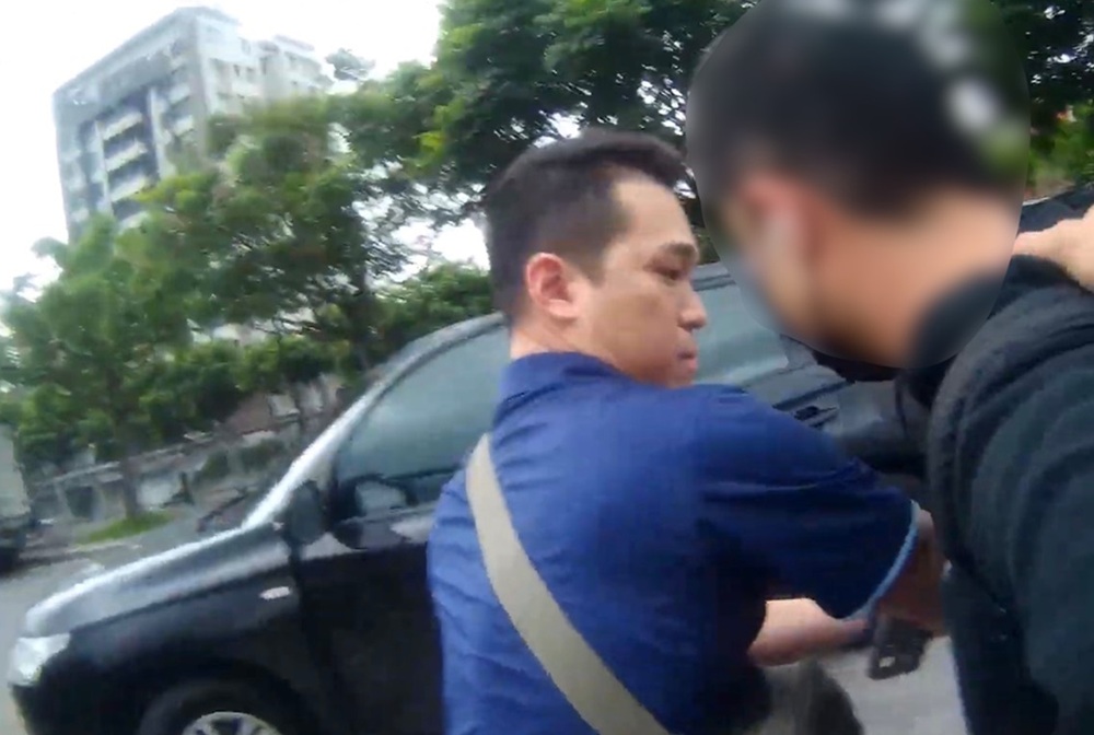 投資黃金ETF攏是假 婦被詐逾300萬元警埋伏逮車手及監控手 210 CNEWS204260504a04