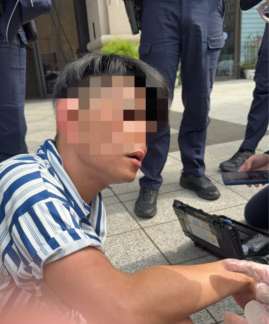 李姓男子因不勝酒力,違規停車昏睡在車內。不料員警靠近後,發現副駕駛座就放著一把改造手槍,最終當場逮捕,查獲改造手槍、子彈及毒品彩虹煙等。此外,李姓男子酒測值達0.59mg/l、毒品測試反應為陽性,且調閱監視器確有駕駛行為,不過面對員警詢問,李姓男子表示對槍枝細節均不知情,全案依槍砲、毒品及酒駕送辦。(記者翻攝)