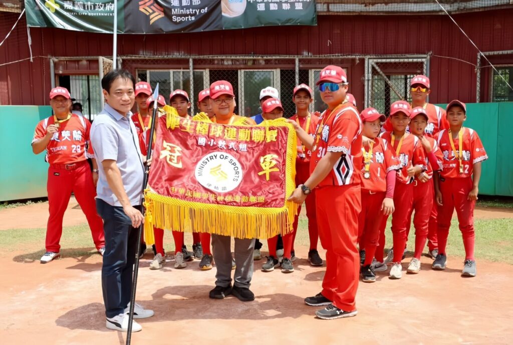 銀櫃集團雲極建設開發長期支持的德芙蘭國小少棒隊,全國棒球聯賽奪回全國總冠軍。(圖/德芙蘭國小提供)