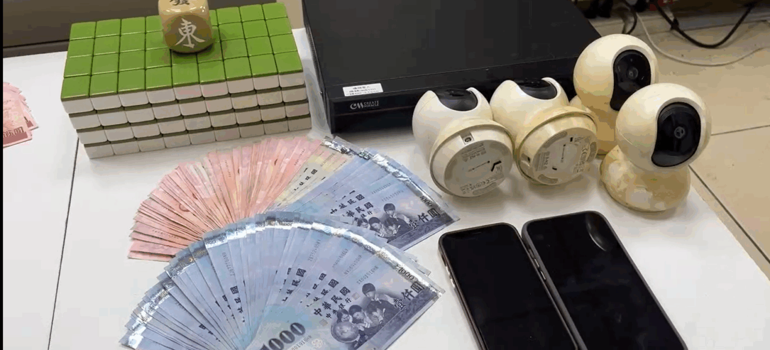 賭場裝設監視器試圖躲避查緝，但仍被近20名優勢警力控制。最終查扣賭資臺幣18萬餘元及賭具。（記者翻攝）