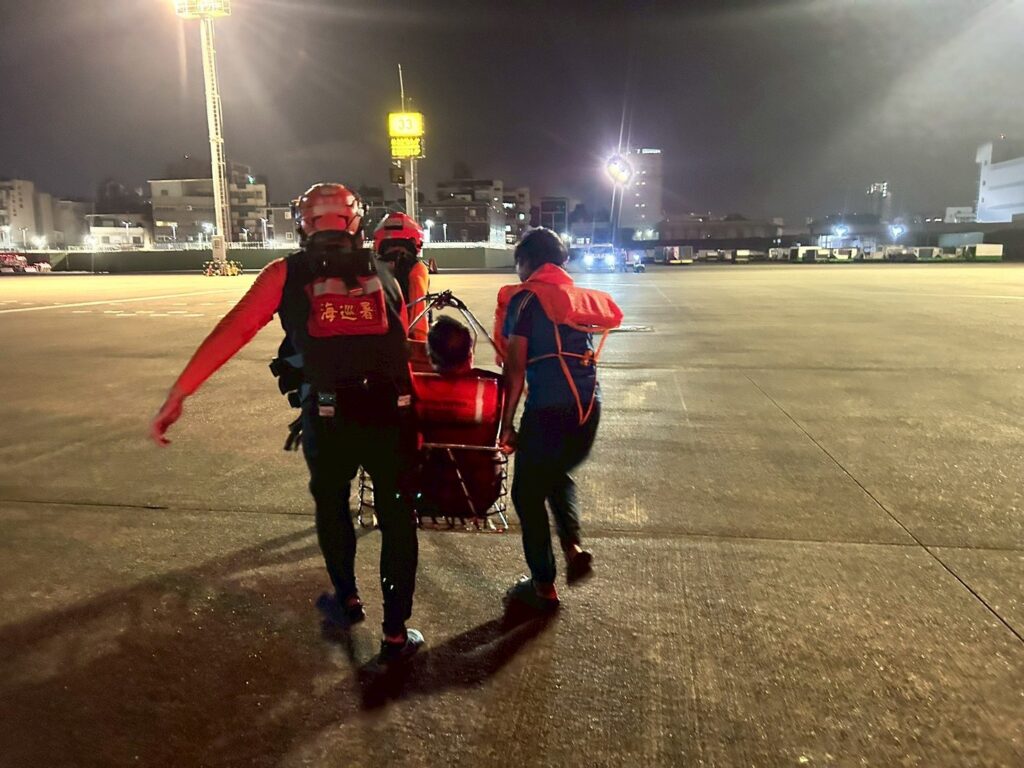 海巡署偵防分署空勤吊掛分隊成功將疑似中風的本國籍船長送醫。（圖／海巡署提供）