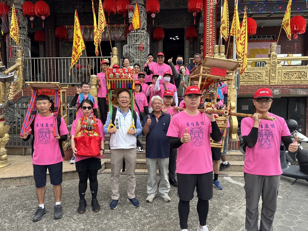 張啓楷參與陳府天上聖母遶境活動,結合當地里長帶頭和里民共沐神恩,敬天法祖。(圖/民眾黨嘉義黨部)