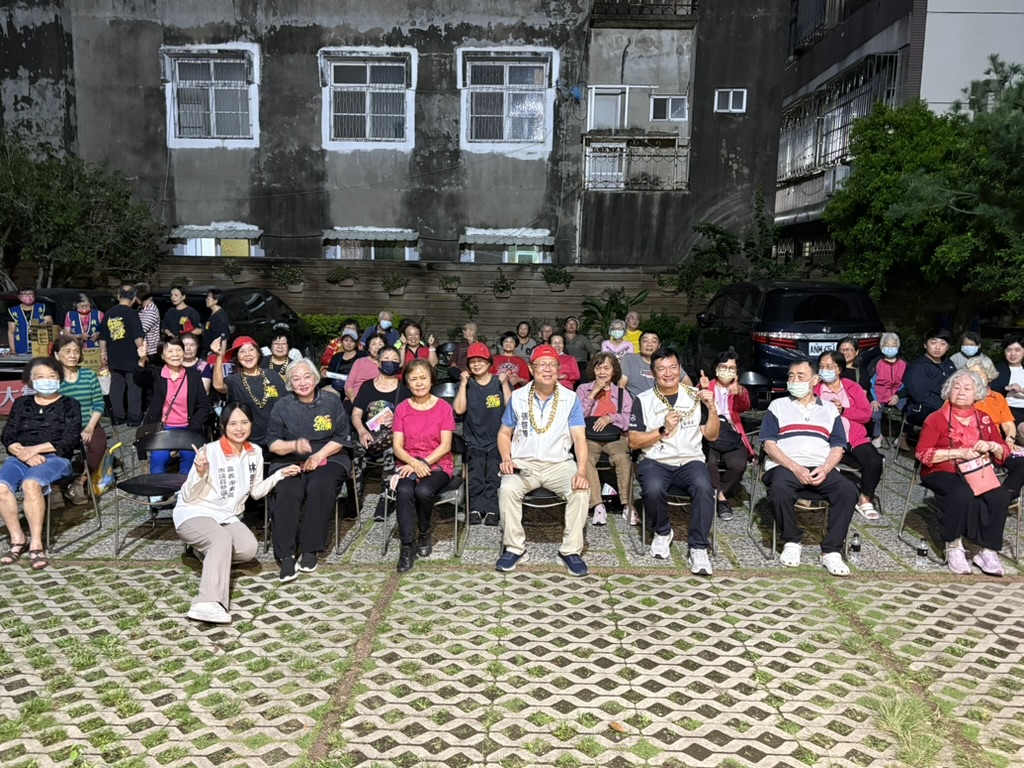 參與社區母親節團康活動,與當地里民打成一片,深植認同。(圖/民眾黨嘉義黨部)
